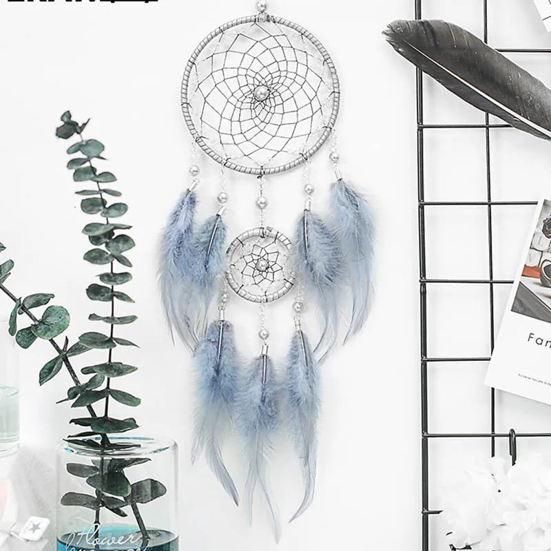 attrape rêves bleu clair gris plumes wicker boho chic chaines métalliques ornemental suspension décoration