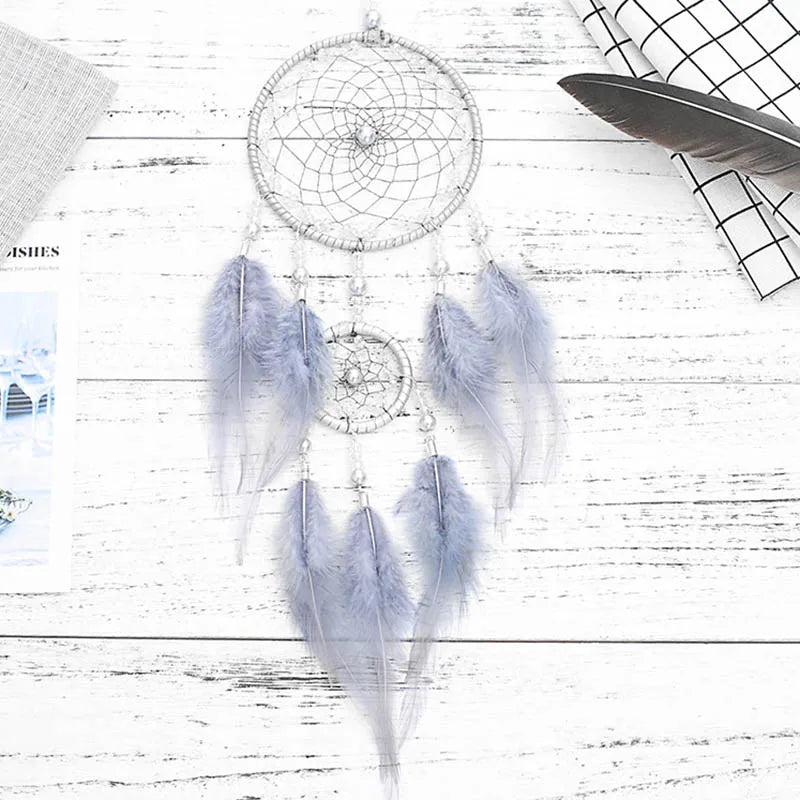 attrape rêves bleu clair gris plumes wicker boho chic chaines métalliques ornemental suspension décoration