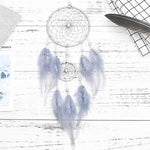 attrape rêves bleu clair gris plumes wicker boho chic chaines métalliques ornemental suspension décoration