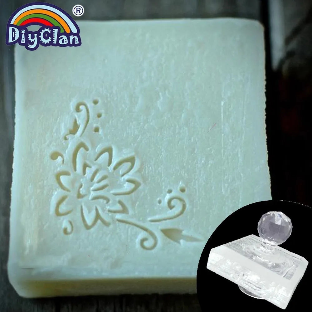 savon artisanal blanc motifs floraux gravés texture granuleuse traditionnel sans anse utilisation