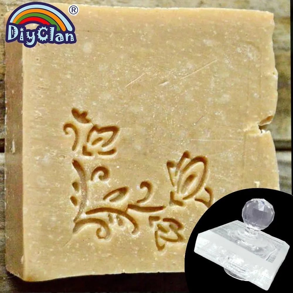 savon artisanal blanc motifs floraux gravés texture granuleuse traditionnel sans anse utilisation