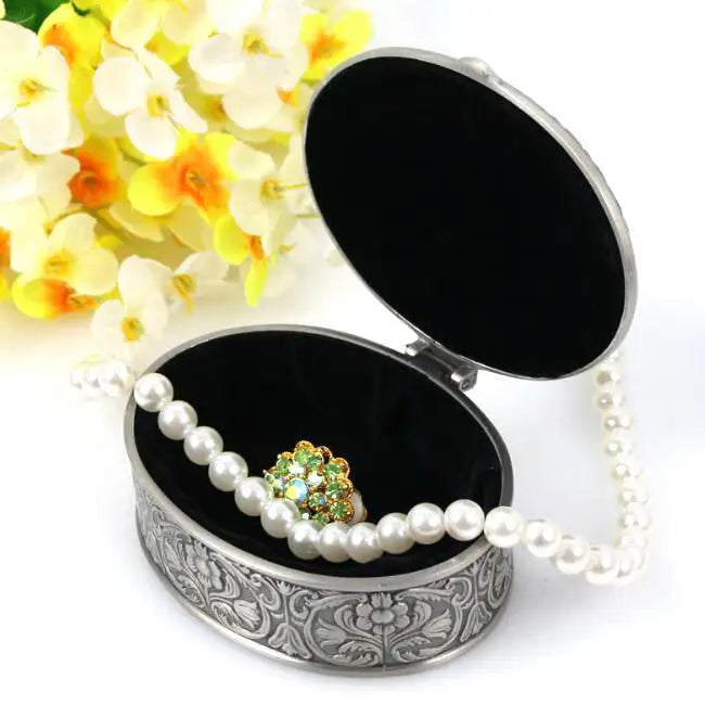 boîte bijoux vintage métal ornements floraux argenté clapets tissu intérieur blanches broche pierres précieuses