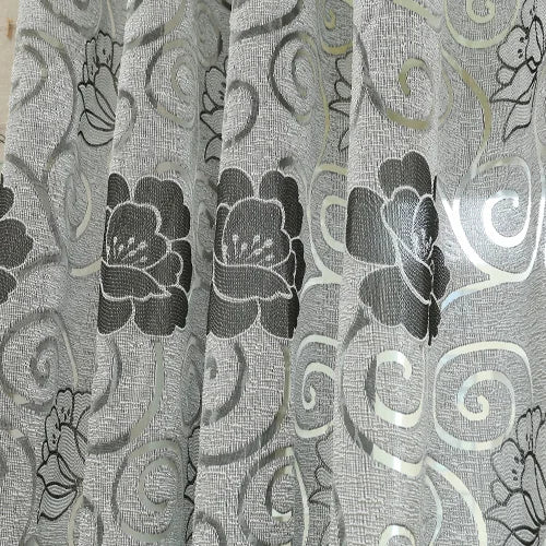 rideaux modernes transparents motifs fleurs gris beige rose anneaux métalliques fenêtre salon