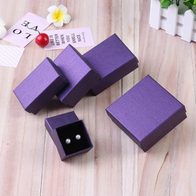 Boîte à bijoux cadeau violette en papier vue de dessus