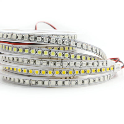 Bande LED étanche pour plafond blanc chaud allumée dans un salon moderne