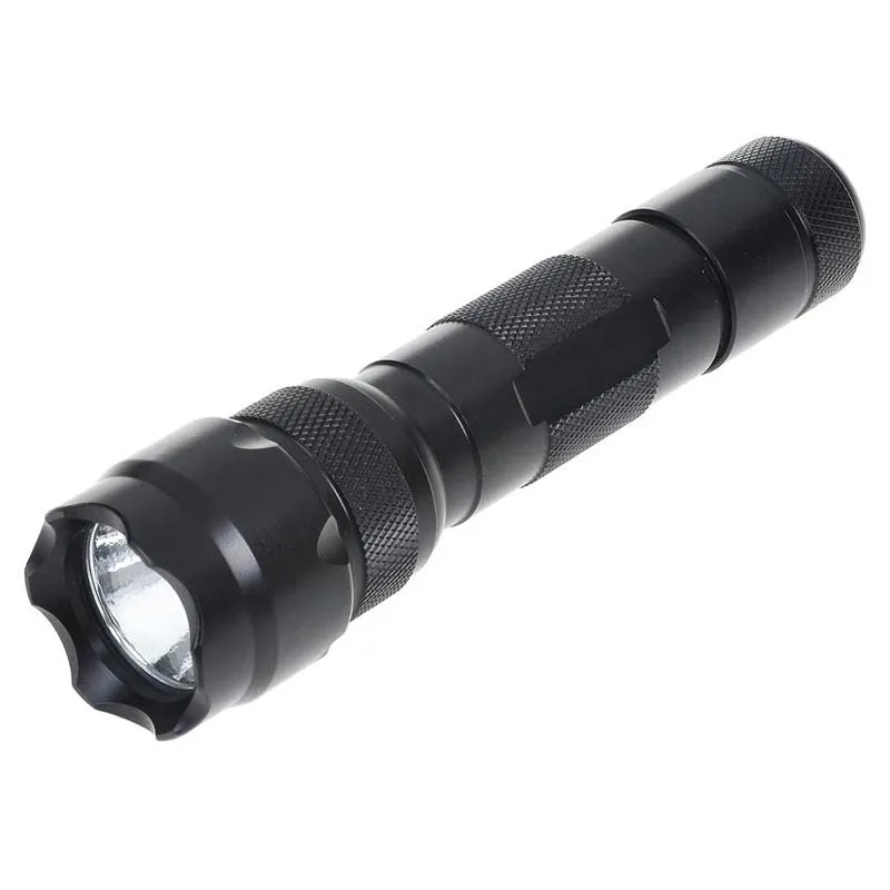 lampe torche led noire texturée moderne distance éclairage 100 200 metres
