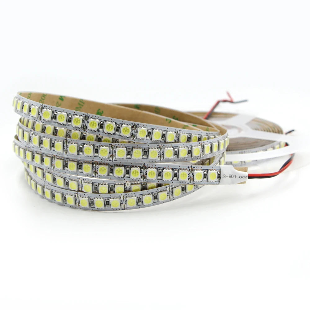 Comparaison des couleurs d'émission rouge, jaune et blanc de la bande LED