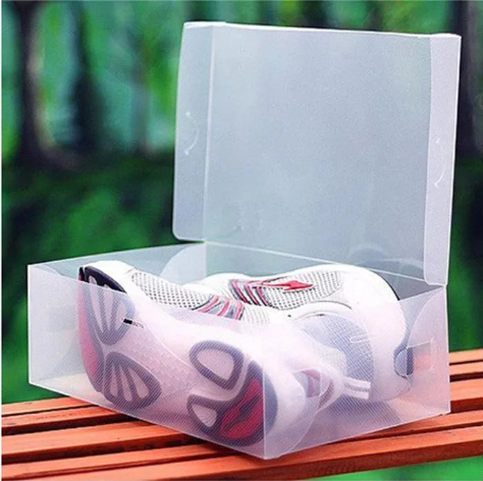 Boîtes de rangement chaussures transparentes empilées dans un dressing