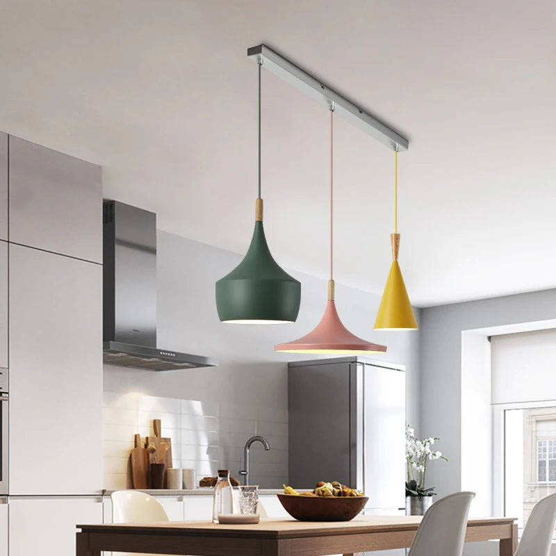 lampes suspendues modernes trois abatjours vert jaune rose blanc minimaliste