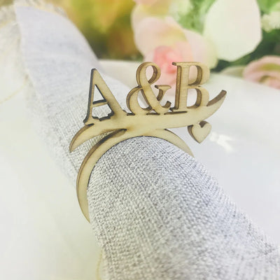Rond de serviette personnalisé en bois acrylique avec initiales sur table de mariage