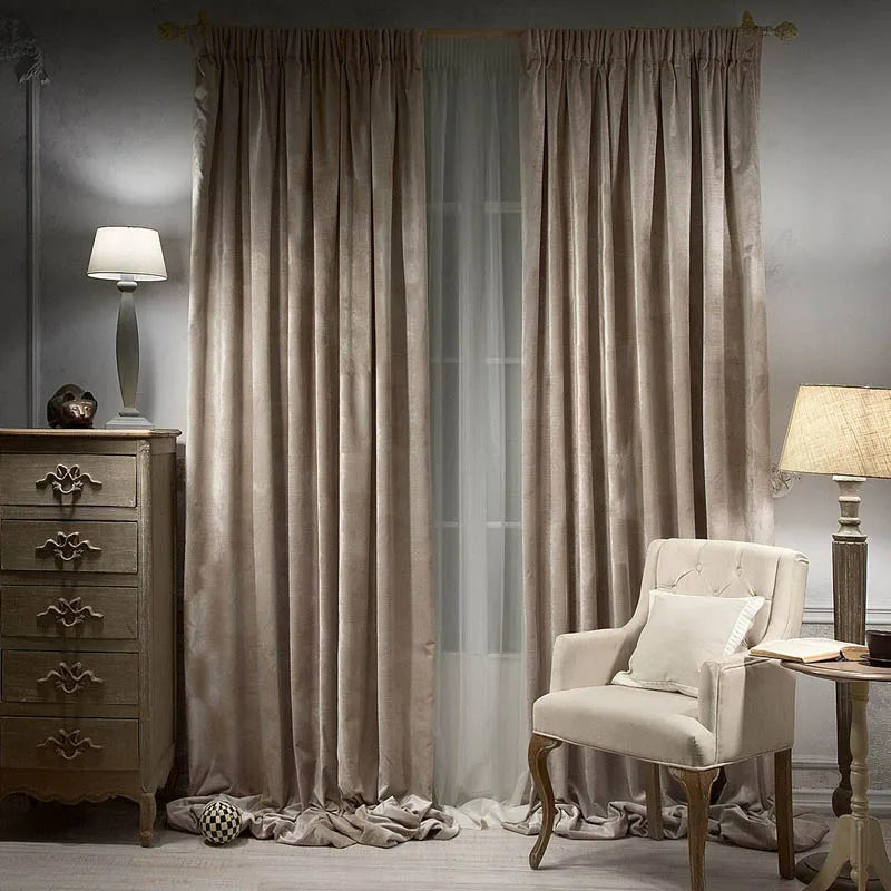 Rideaux de couleur neutre apportant élégance et style à votre salon. Ces tentures offrent une excellente solution pour contrôler la luminosité tout en ajoutant une touche de sophistication à votre décor intérieur. Idéales pour créer une ambiance chaleureuse et accueillante.