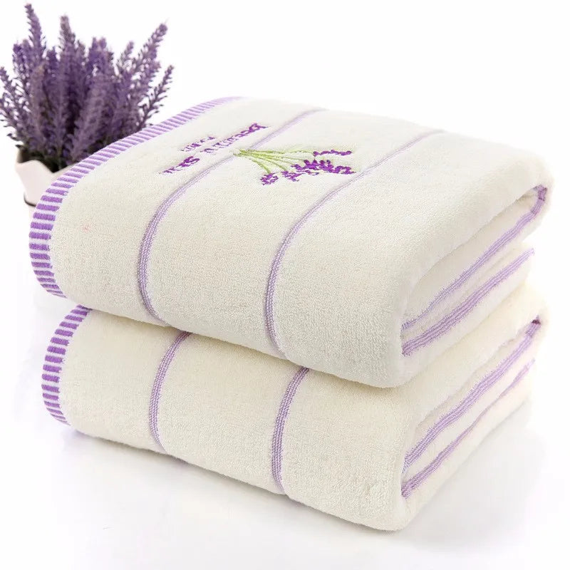serviettes coton violet brodé fleurs classiques blanches maison rapide douces