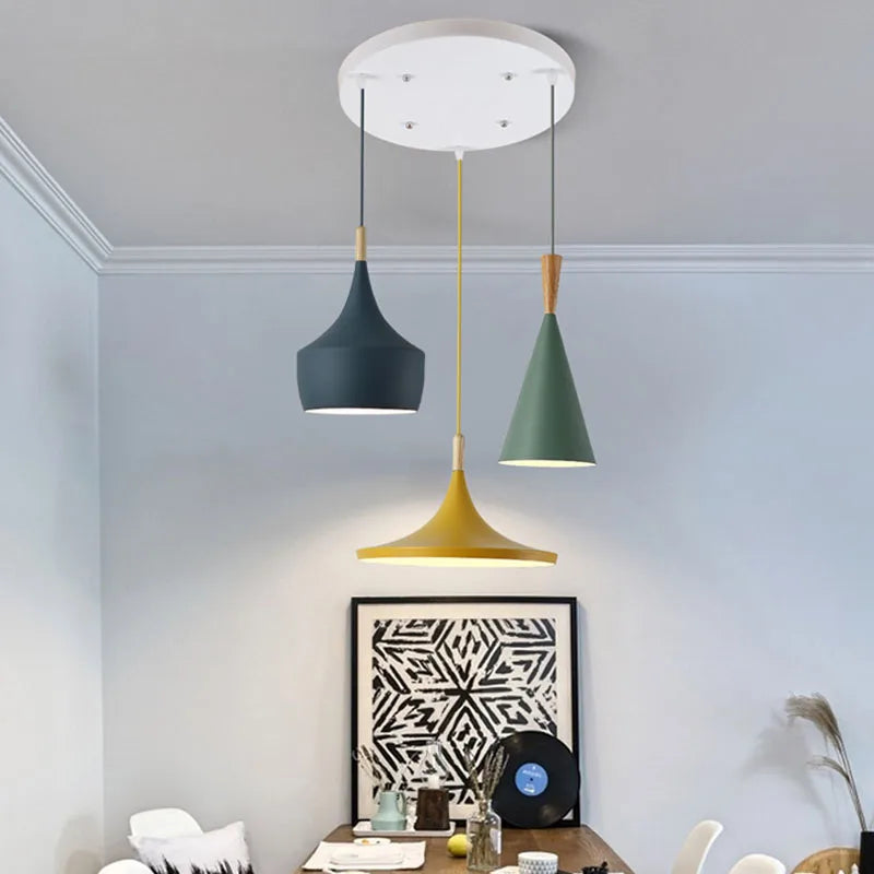 lampes suspendues modernes trois abatjours vert jaune rose blanc minimaliste