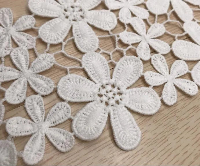 dentelle polyester fleurs blanches traditionnelle opaques haute qualité couture décoration artisanale solubre ecolo