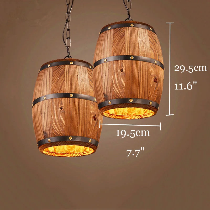 Lampe suspendue en bois allumée dans un intérieur loft