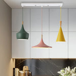 lampes suspendues modernes trois abatjours vert jaune rose blanc minimaliste