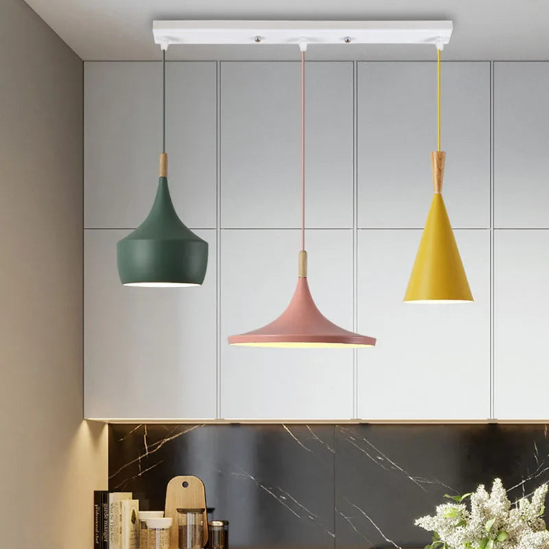 lampes suspendues modernes trois abatjours vert jaune rose blanc minimaliste