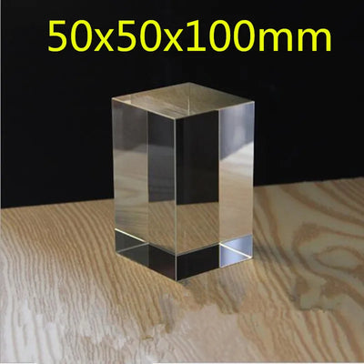 Cube en cristal K9 transparent 50x50x100mm posé sur un bureau