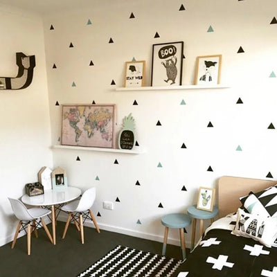 Sticker mural triangle noir pour chambre garçon
