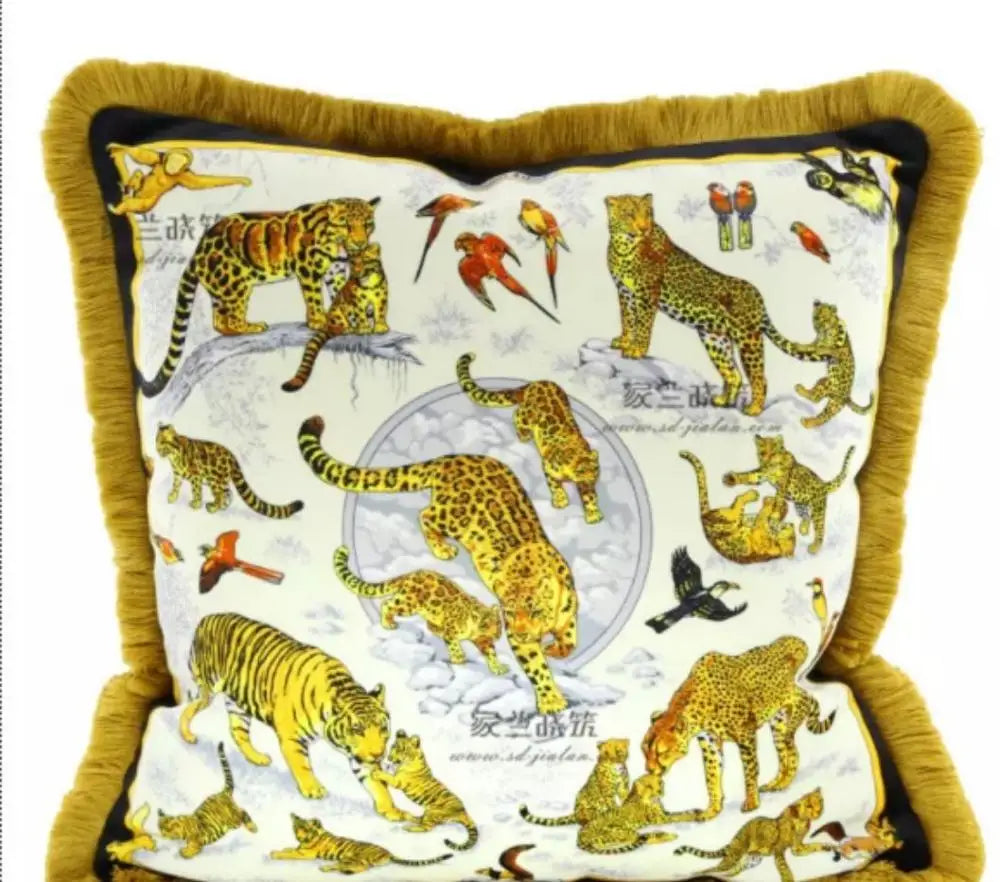coussin décoratif motif léopard imprimé bordure frangée animalier coton polyester bleu jaune marron