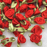 rubans satinés fleurs roses plissées décoratifs violet jaune bleu marine orange rouge