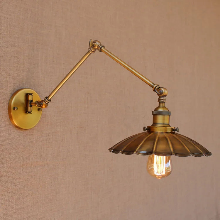 Détail de l'applique murale laiton vintage éclairant un intérieur moderne