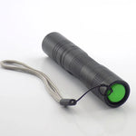 lampe torche led noire 18650 rechargeable anti dérapante cordelette moderne