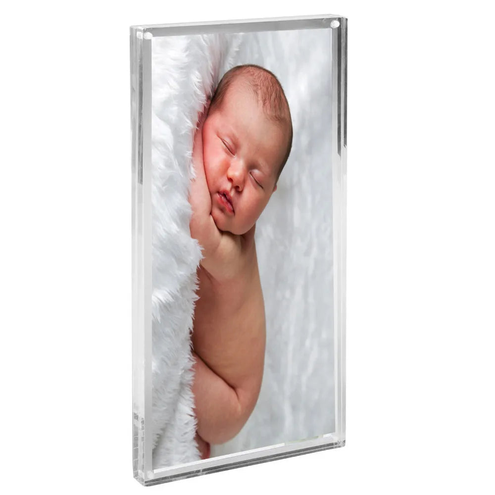 Cadre photo transparent posé sur un bureau