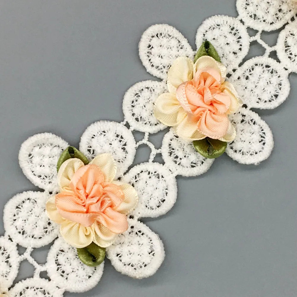 ruban dentelle fleurs tissu blanc décor romantique vintage headbands chapeaux mariage événements luxes accessoires
