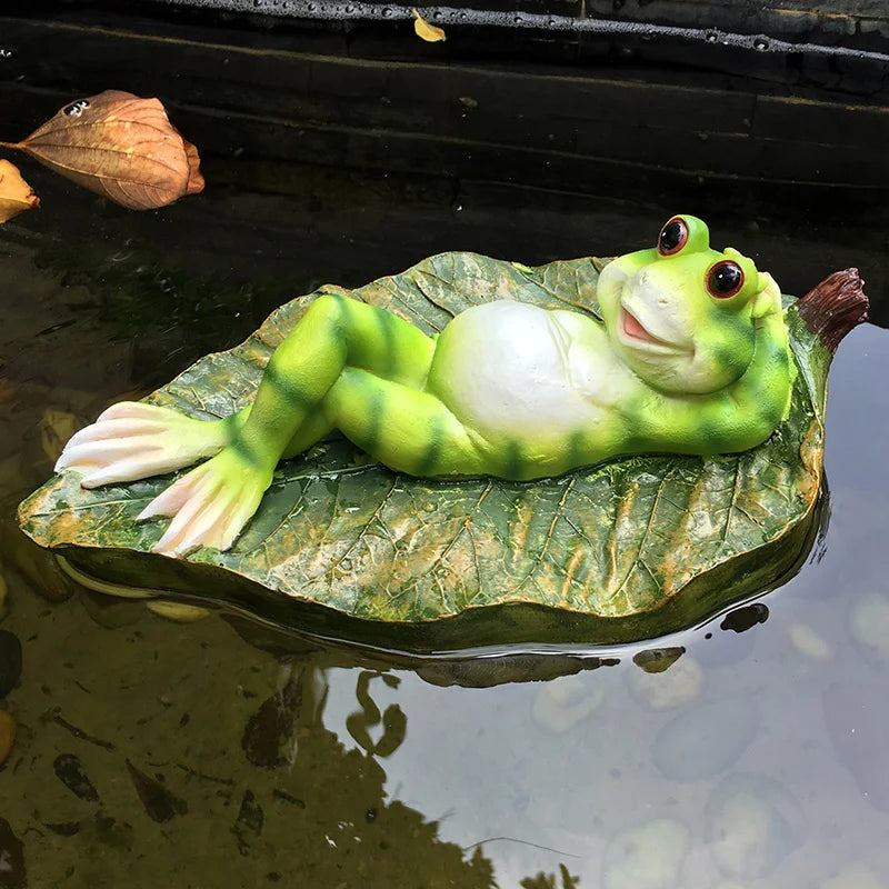 statues grenouilles decoratives vert rouge feuilles fleurs lotus bassin decoration humoristiqueextérieur maison