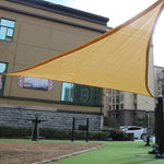 Installation de la voile d'ombrage dans un jardin
