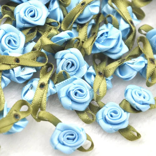 rubans satinés fleurs roses plissées décoratifs violet jaune bleu marine orange rouge