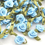 rubans satinés fleurs roses plissées décoratifs violet jaune bleu marine orange rouge