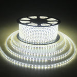 Ruban LED 220V enroulé montrant sa flexibilité et sa longueur