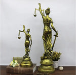 statue ornementale justice égale balance épée détail classique blanc orDecoration intérieure antique modernisée