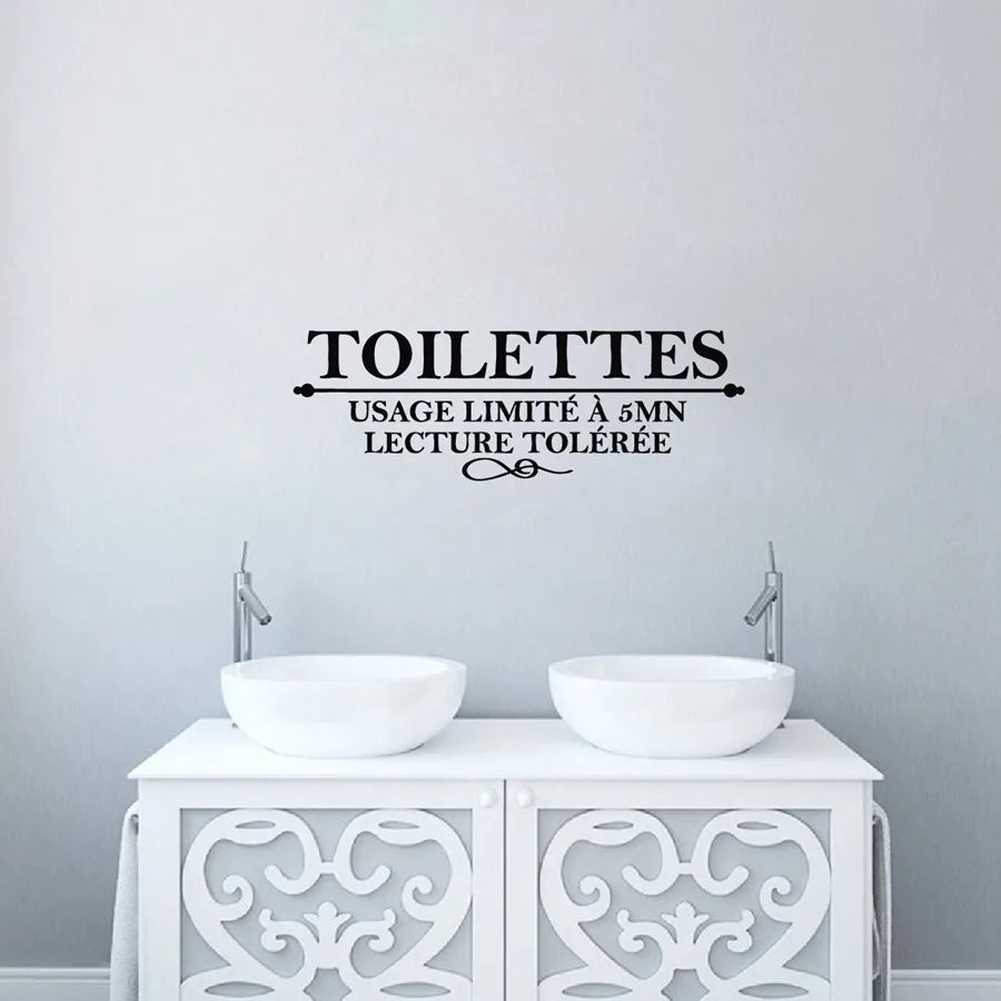 Application autocollant mural toilettes sur mur blanc