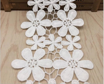 dentelle polyester fleurs blanches traditionnelle opaques haute qualité couture décoration artisanale solubre ecolo