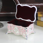 boîte bijoux rectangle métal rose clair ornements floraux classique intérieur velours rouge rechargeable