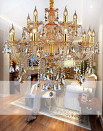 Lustre en cristal avec abat-jour brun dans un intérieur contemporain