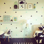 Stickers muraux triangles multicolores sur mur blanc
