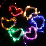 Guirlande lumineuse multicolore décorant une terrasse pour une fête