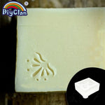 savon artisanal blanc motifs floraux gravés texture granuleuse traditionnel sans anse utilisation