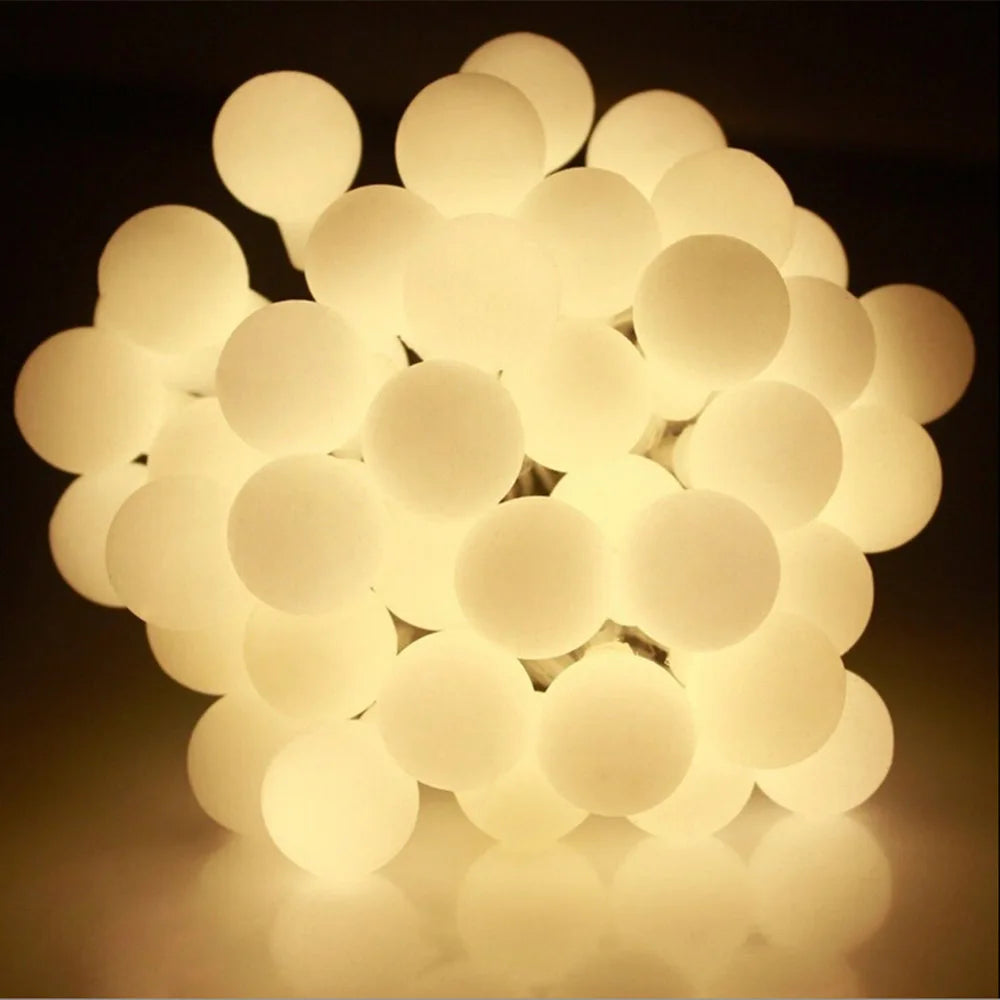 Guirlande lumineuse globe dans un jardin de nuit