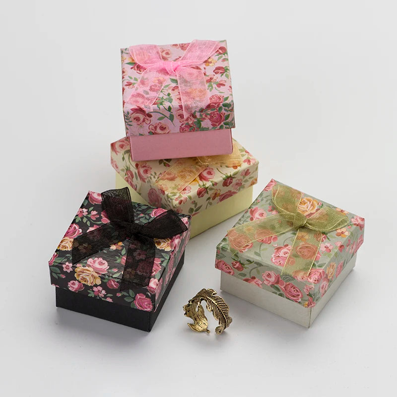 Boîte à bijoux noire en forme de fleur ouverte montrant l'intérieur