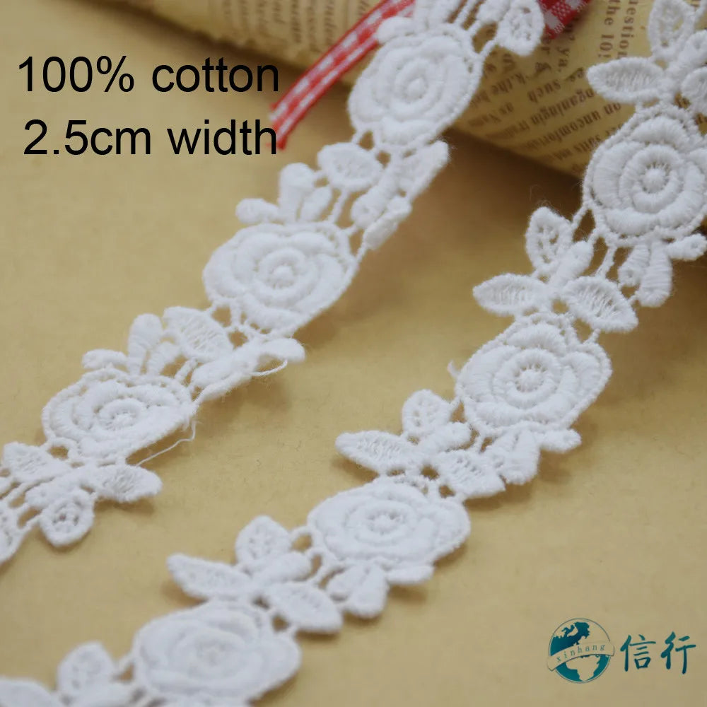 ruban dentelle coton blanc motifs floraux roses feuilles romantique ajouré 2.5cm écologique soluble eau