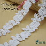 ruban dentelle coton blanc motifs floraux roses feuilles romantique ajouré 2.5cm écologique soluble eau