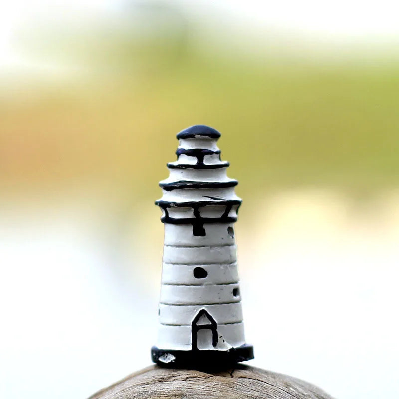 phare miniature résine pyramide blanc noir bleu rouge rayures horizontales artisanal decoratif porte fenetre