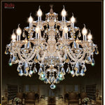 Lustre en cristal moderne suspendu dans un salon élégant