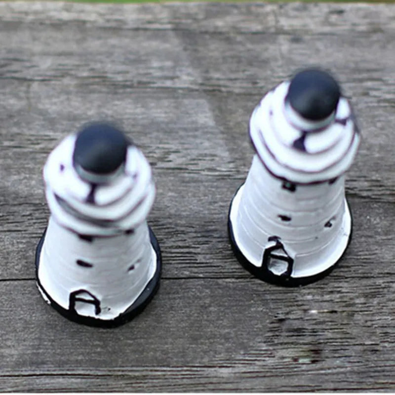 phare miniature résine pyramide blanc noir bleu rouge rayures horizontales artisanal decoratif porte fenetre