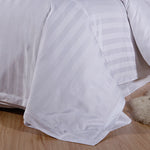 Housse de couette blanche dans une chambre décorée